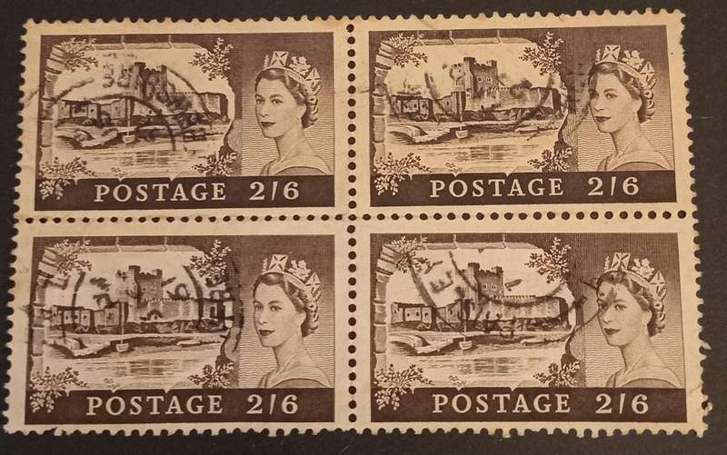 BRITAIN 2/6 SHILLING STAMP BLOCK OF 4 QUEEN ELIZABETH II CARRICKFERGUS CASTLE(watermark small crown)