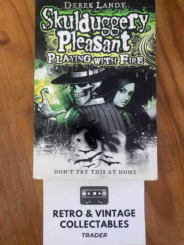 Derek Landy - Skulduggery Pleasant: Playing With Fire