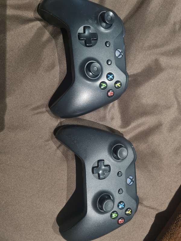 2x Xbox controllers