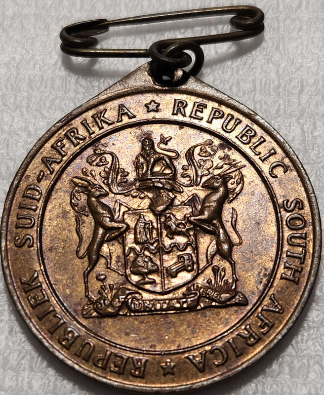 31-5-1961 - FORMATION of the Republic of South Africa-Bronze Medallion-With Original Pin - Red/Brown