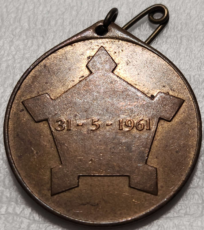 31-5-1961 - FORMATION of the Republic of South Africa-Bronze Medallion-With Original Pin - Red/Brown