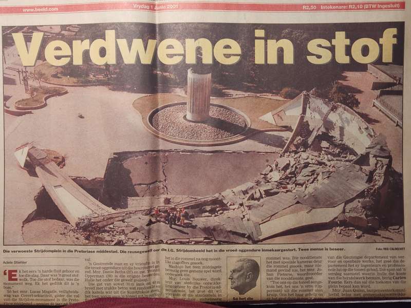 BEELD Newspaper - 1 June 2001 - The collapse of Strijdom square.