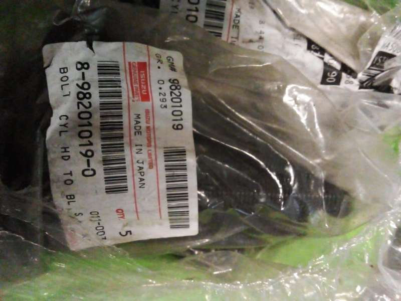 ISUZU head bolt set.4jj1.  4ja1. 4jk1 d max motors