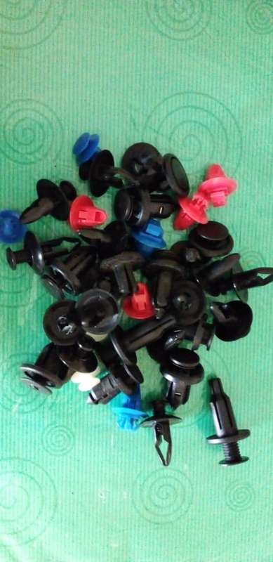 bag with 37 vehicle door panel clips.