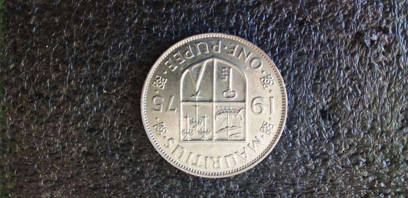 MAURITIUS 1975 ONE RUPEE COIN.
