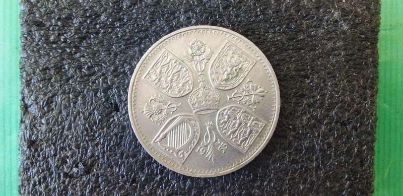 BRITISH 1953 COMMEMORATIVE 5 SHILLING IN GREAT CONDITION.