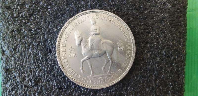 BRITISH 1953 COMMEMORATIVE 5 SHILLING IN GREAT CONDITION.