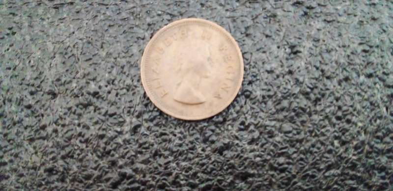SOUTH AFRICA 1953 HALF PENNY COIN as per image.