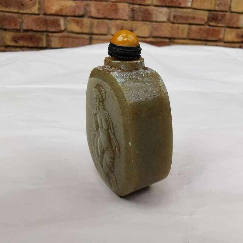 A White and Russet Jade Bat Snuff Bottle(MinGuo1912-1949)