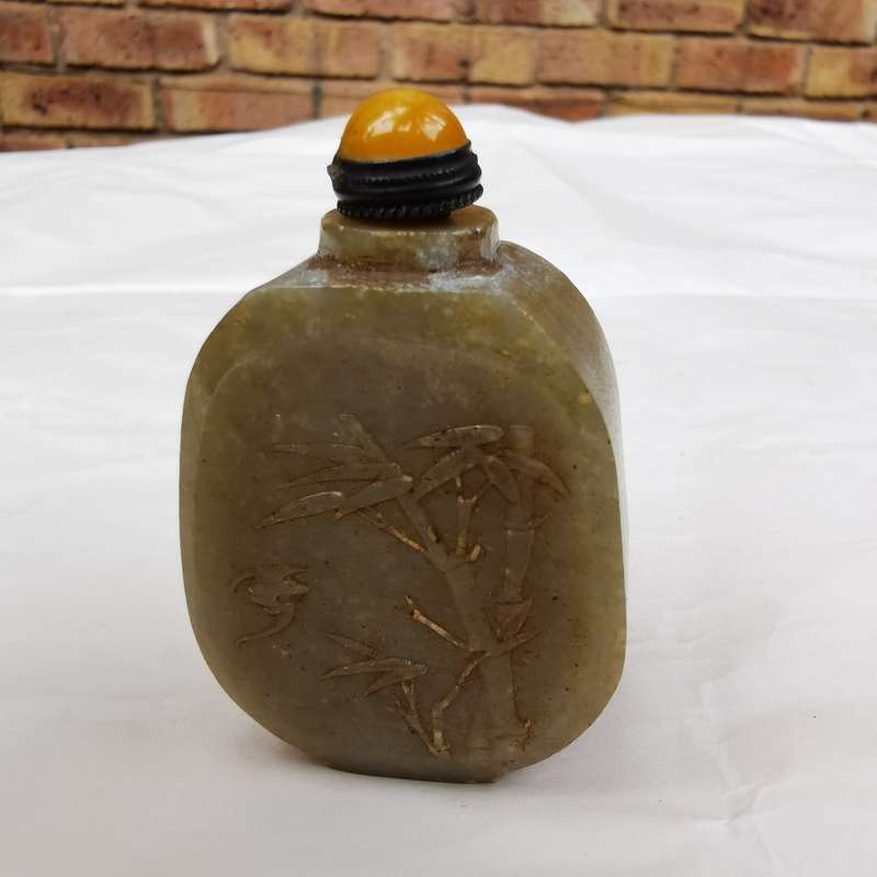 A White and Russet Jade Bat Snuff Bottle(MinGuo1912-1949)