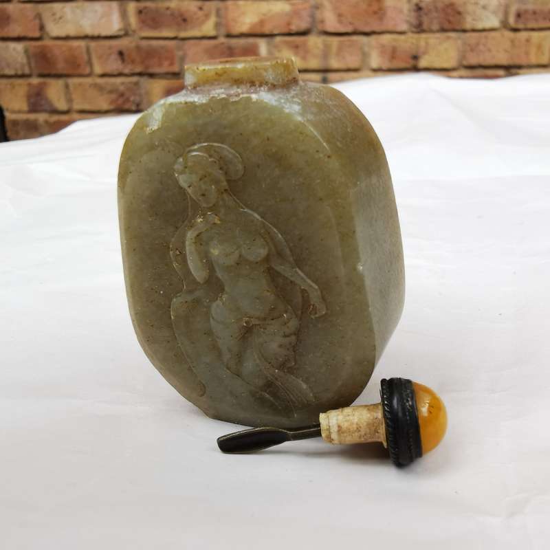 A White and Russet Jade Bat Snuff Bottle(MinGuo1912-1949)