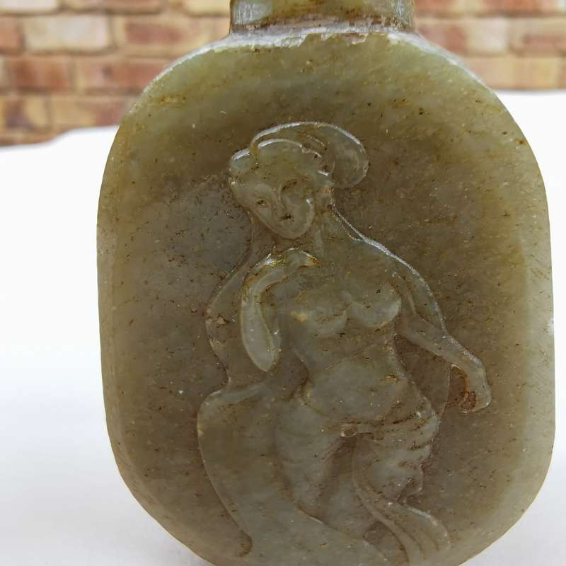 A White and Russet Jade Bat Snuff Bottle(MinGuo1912-1949)