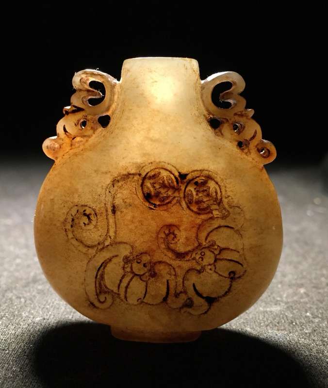 A White and Russet Jade Bat Snuff Bottle(Late Qing Dynasty1875-1912)