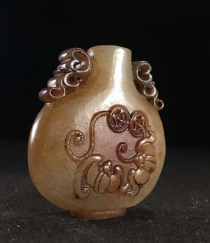 A White and Russet Jade Bat Snuff Bottle(Late Qing Dynasty1875-1912)