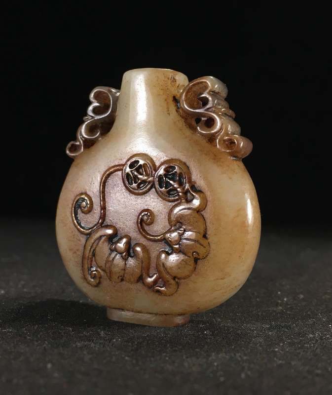 A White and Russet Jade Bat Snuff Bottle(Late Qing Dynasty1875-1912)