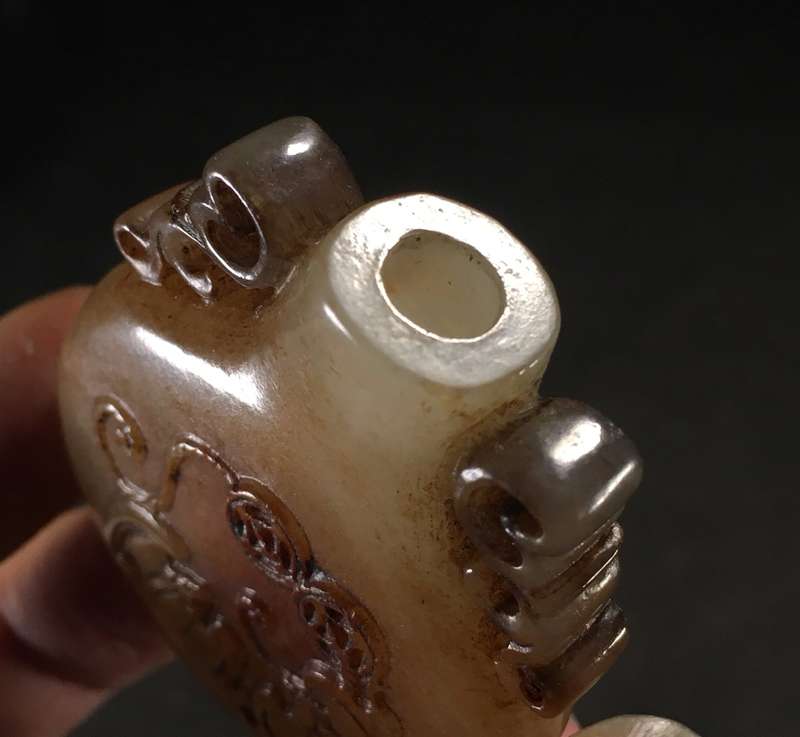 A White and Russet Jade Bat Snuff Bottle(Late Qing Dynasty1875-1912)