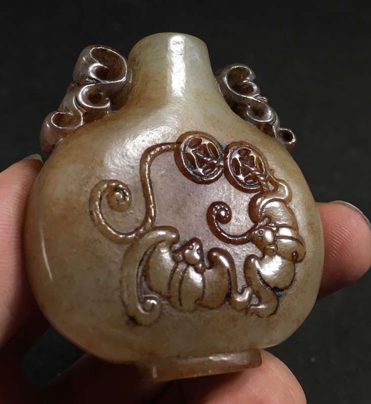 A White and Russet Jade Bat Snuff Bottle(Late Qing Dynasty1875-1912)