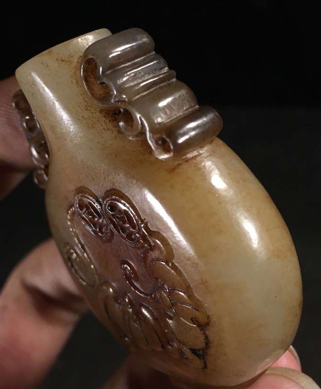 A White and Russet Jade Bat Snuff Bottle(Late Qing Dynasty1875-1912)