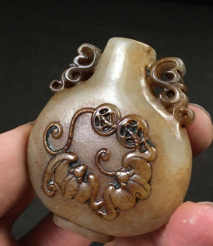 A White and Russet Jade Bat Snuff Bottle(Late Qing Dynasty1875-1912)