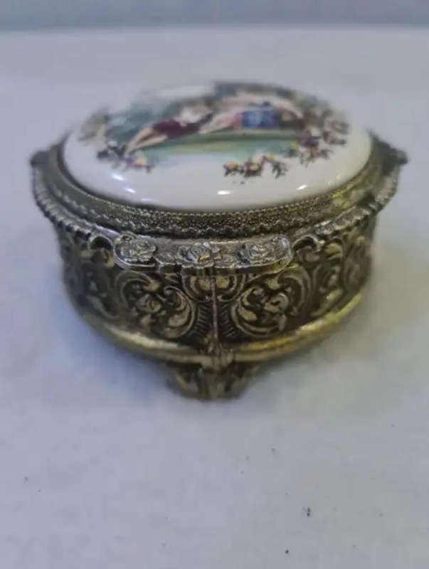 GOLD RIM VINTAGE SADLER LIDDED TRINKET BOX
