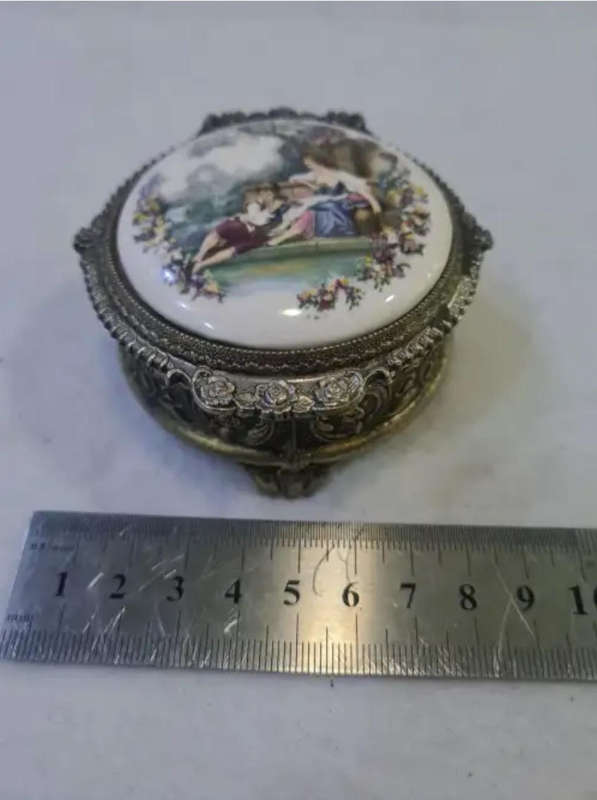 GOLD RIM VINTAGE SADLER LIDDED TRINKET BOX