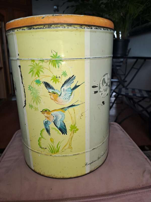 Large Humphries Biscuit tin, Sunrise Circle, Ndabeni, Kaap