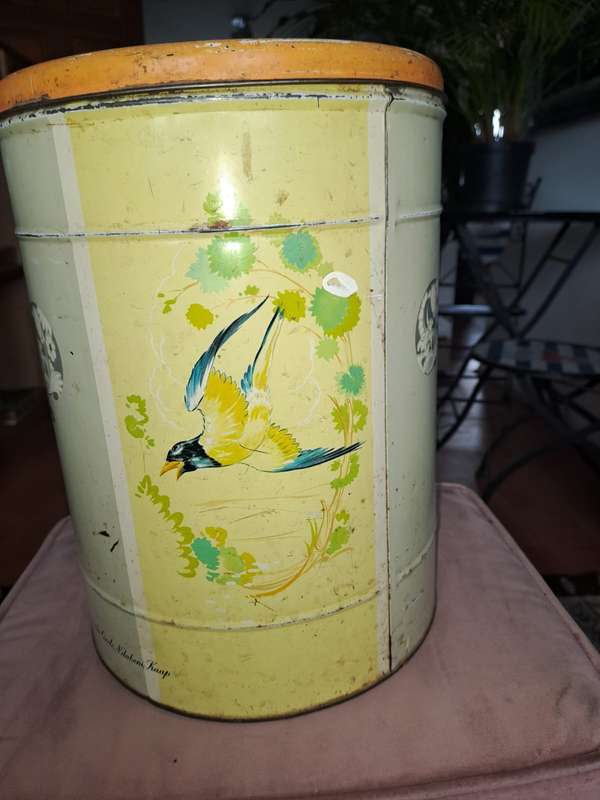Large Humphries Biscuit tin, Sunrise Circle, Ndabeni, Kaap