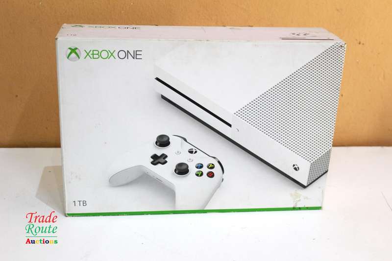Microsoft Xbox One S 1TB Console (WHITE) Model 1681 + 1 Controller (WHITE)