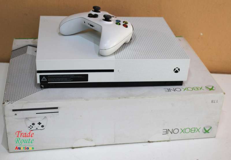 Microsoft Xbox One S 1TB Console (WHITE) Model 1681 + 1 Controller (WHITE)