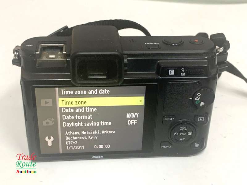 Nikon 1 V1 HD Digital Camera with 10-30mm VR 1 NIKKOR Lens (WHITE)