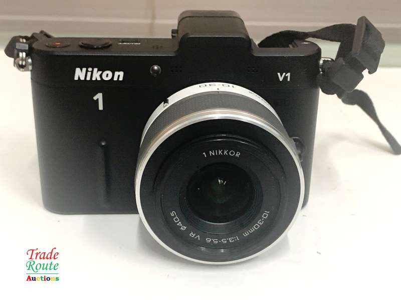 Nikon 1 V1 HD Digital Camera with 10-30mm VR 1 NIKKOR Lens (WHITE)