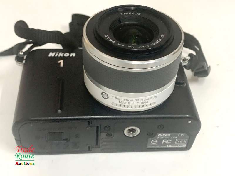 Nikon 1 V1 HD Digital Camera with 10-30mm VR 1 NIKKOR Lens (WHITE)