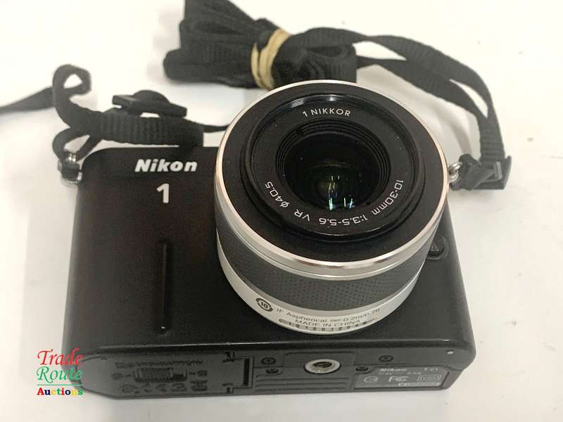 Nikon 1 V1 HD Digital Camera with 10-30mm VR 1 NIKKOR Lens (WHITE)