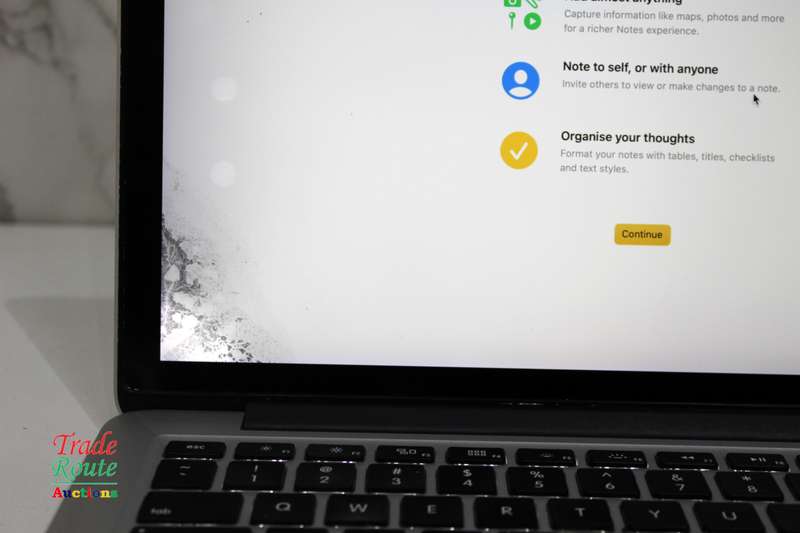 MacBook Pro 13.3-inch 2015 Retina | Core i7 3.1GHz | 16GB RAM | 512GB SSD - Screen faded in corners