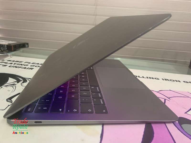 2019 MacBook Air 13.3-inch | Core i5 1.6GHz | 8GB RAM | 256GB SSD ** Retina **