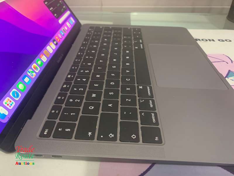 2019 MacBook Air 13.3-inch | Core i5 1.6GHz | 8GB RAM | 256GB SSD ** Retina **