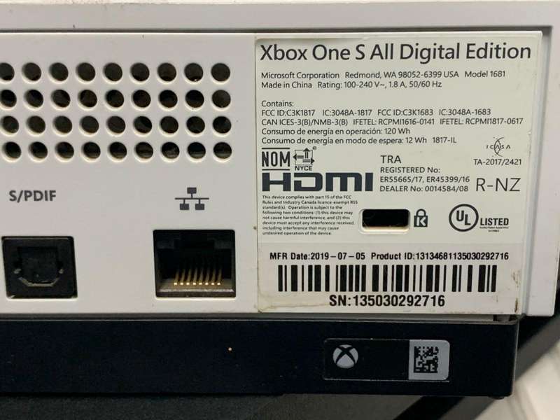 Xbox One S All-Digital Edition (WHITE) 1TB + 1 Controller (WHITE)