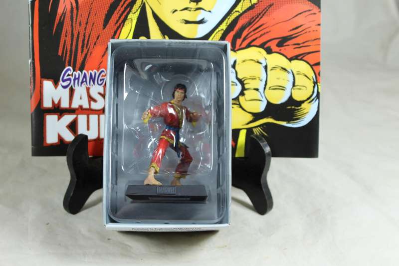 Marvel Classic - lead, hand painted figurine and book - Shang Chi #111