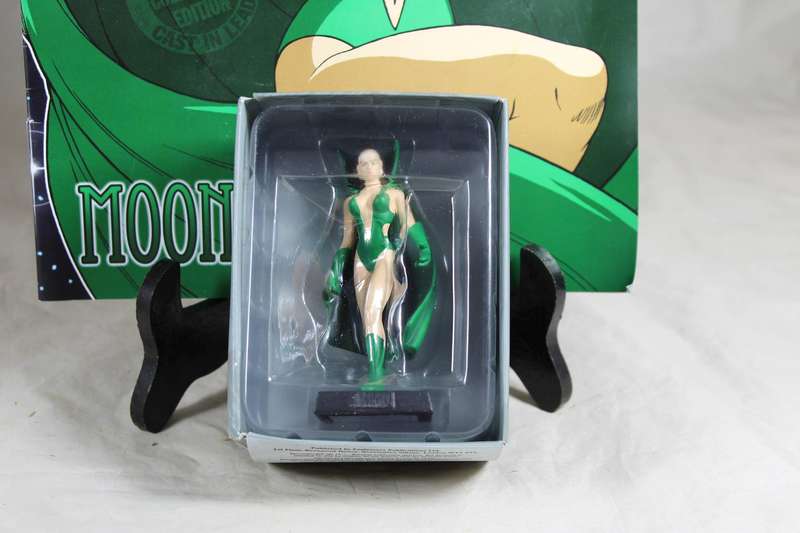 Marvel Classic - lead, hand painted figurine and book - Moondragon #157