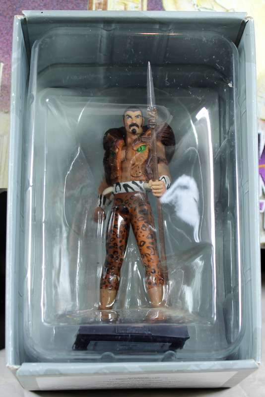 Marvel comics - lead, hand painted figurine with book - Kraven the Hunter #23