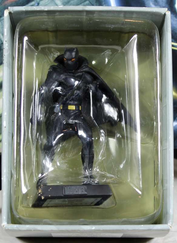 Marvel comics - lead, hand painted figurine with book - Black Panther #30