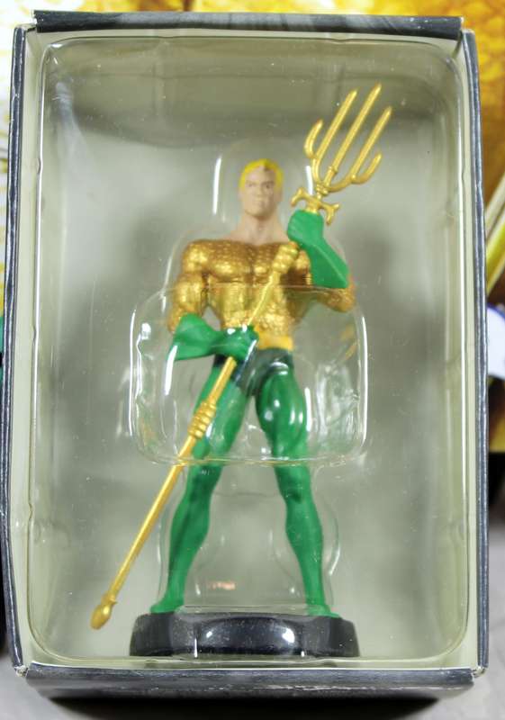 DC comics - lead, hand painted figurine with book - Aquaman #31