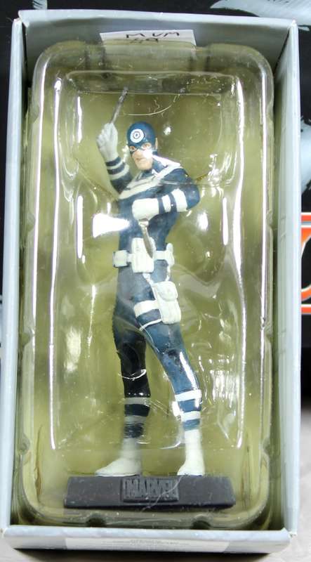 Marvel comics - lead, hand painted figurine with book - Bullseye #49