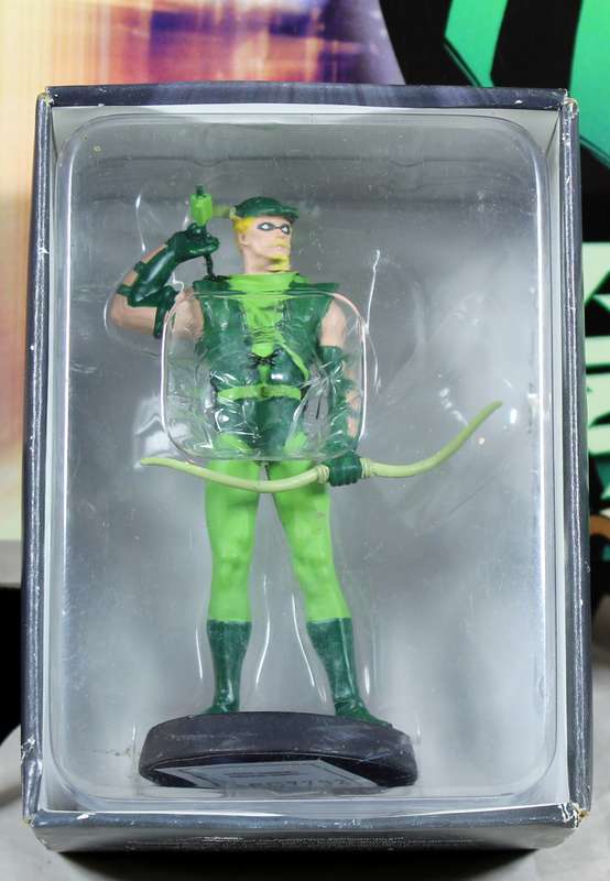 DC comics - lead, hand painted figurine with book - Green Arrow #7