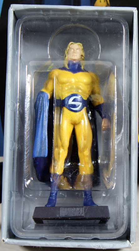 Marvel comics - lead, hand painted figurine with book - The Sentry #77