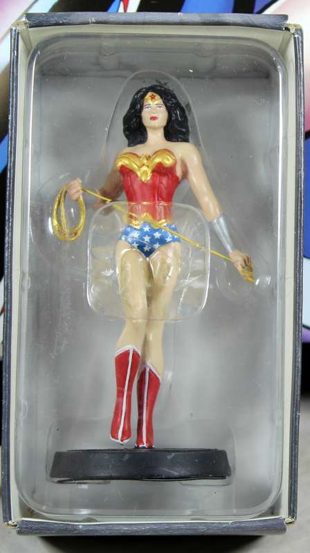 DC comics - lead, hand painted figurine with book - Wonder Woman #8