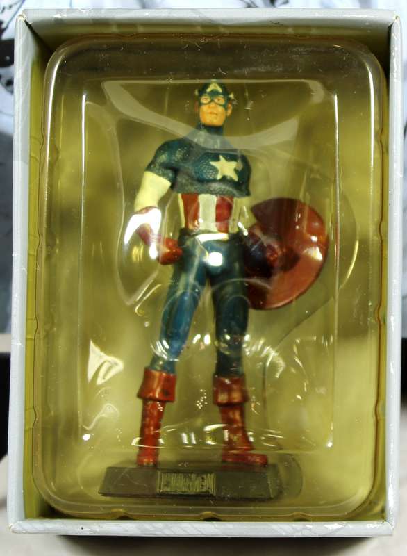 Marvel comics - lead, hand painted figurine with book - Captain America #9