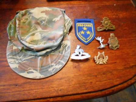 Joblot : Swapol Cammo Cap and badges Lot