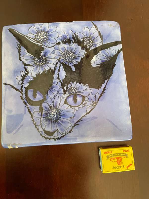 Ceramic plate with hand painted picture of a cat