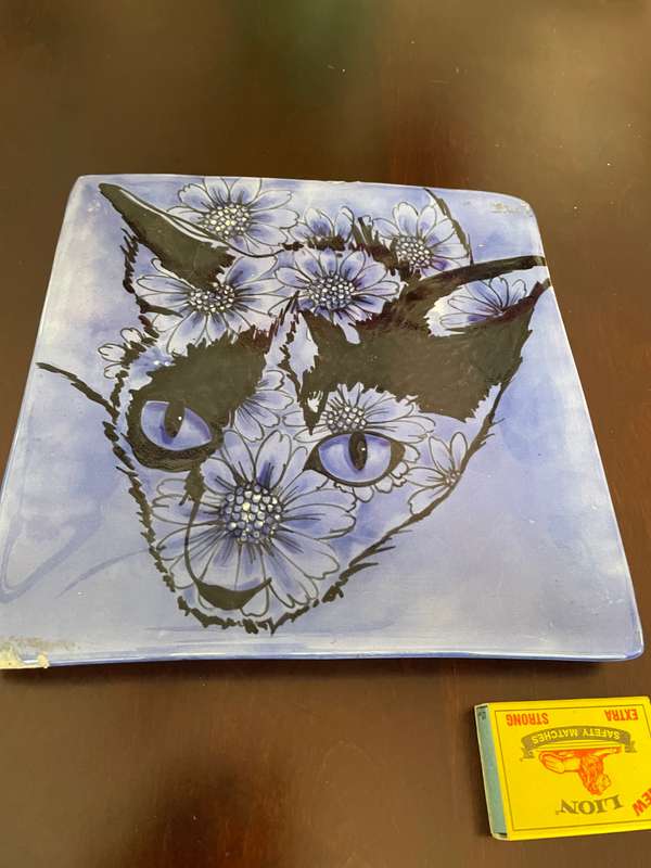 Ceramic plate with hand painted picture of a cat